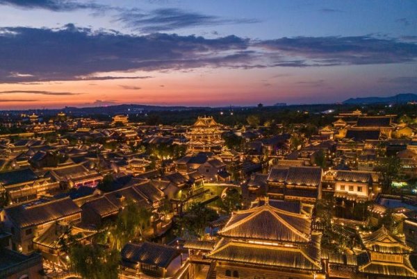 粤有钱配资 “清照泉城诗歌之夜暨吕德安作品展”开幕，诗人艺术家共谱泉城春夜诗章