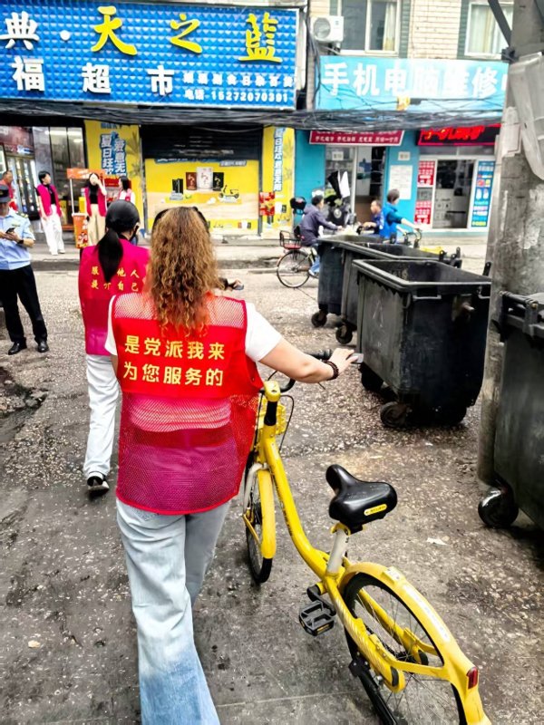 生讯网 武汉：“单车猎手”窄巷清障，200余辆“迷失”单车归位